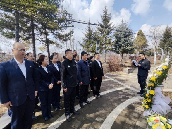 长白山西南景区运营党支部开展 “清明祭英烈 鲜花寄哀思 ”主题党日活动